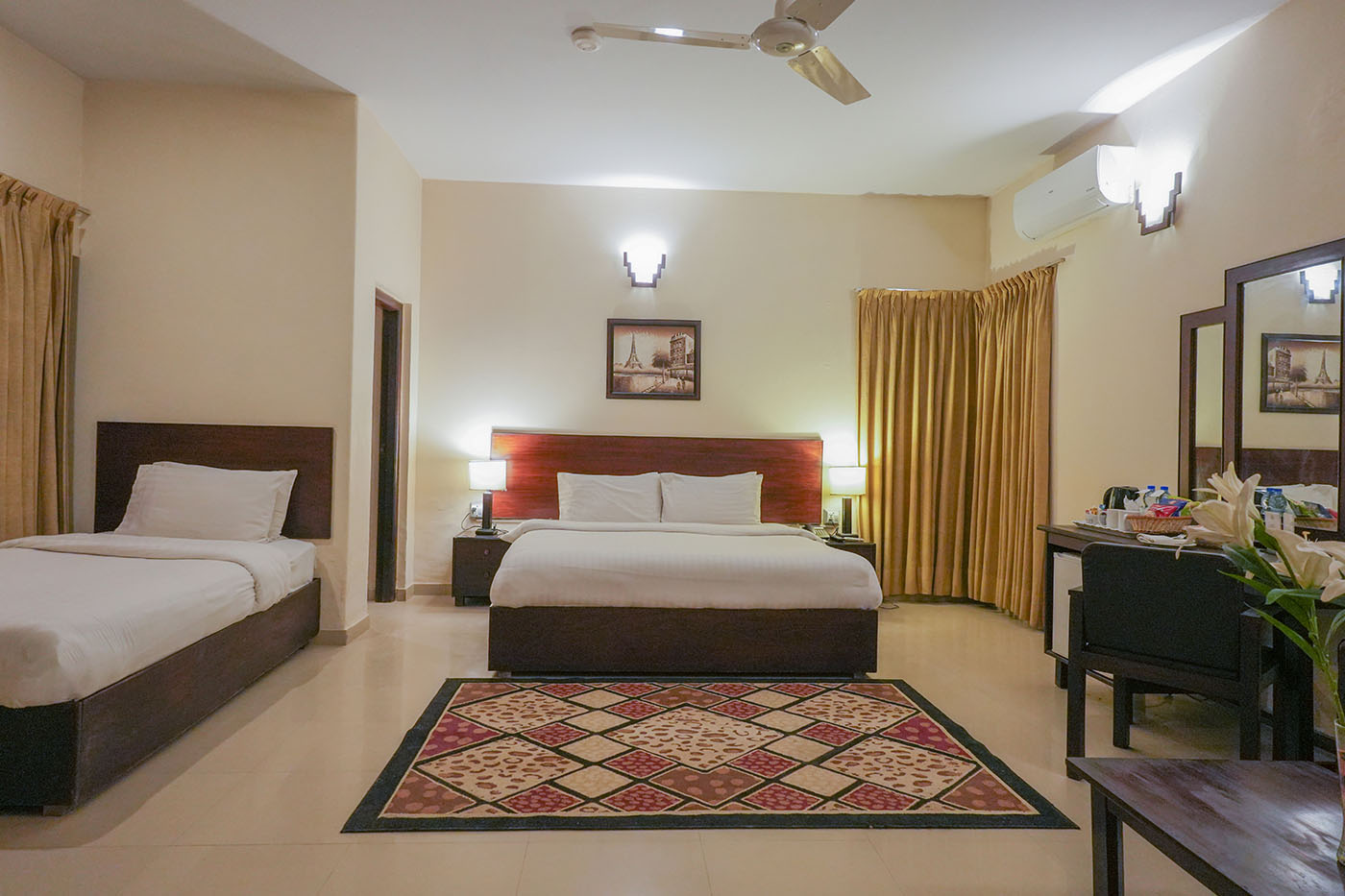 Deluxe Twin Room image 3