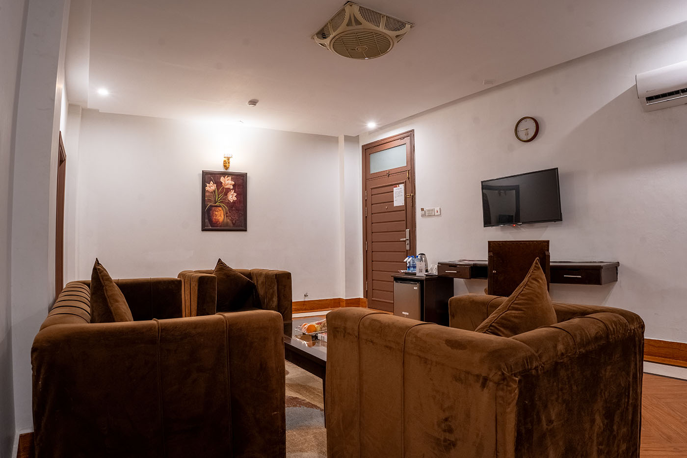 2 Bed Room Suite With Living Room image 1