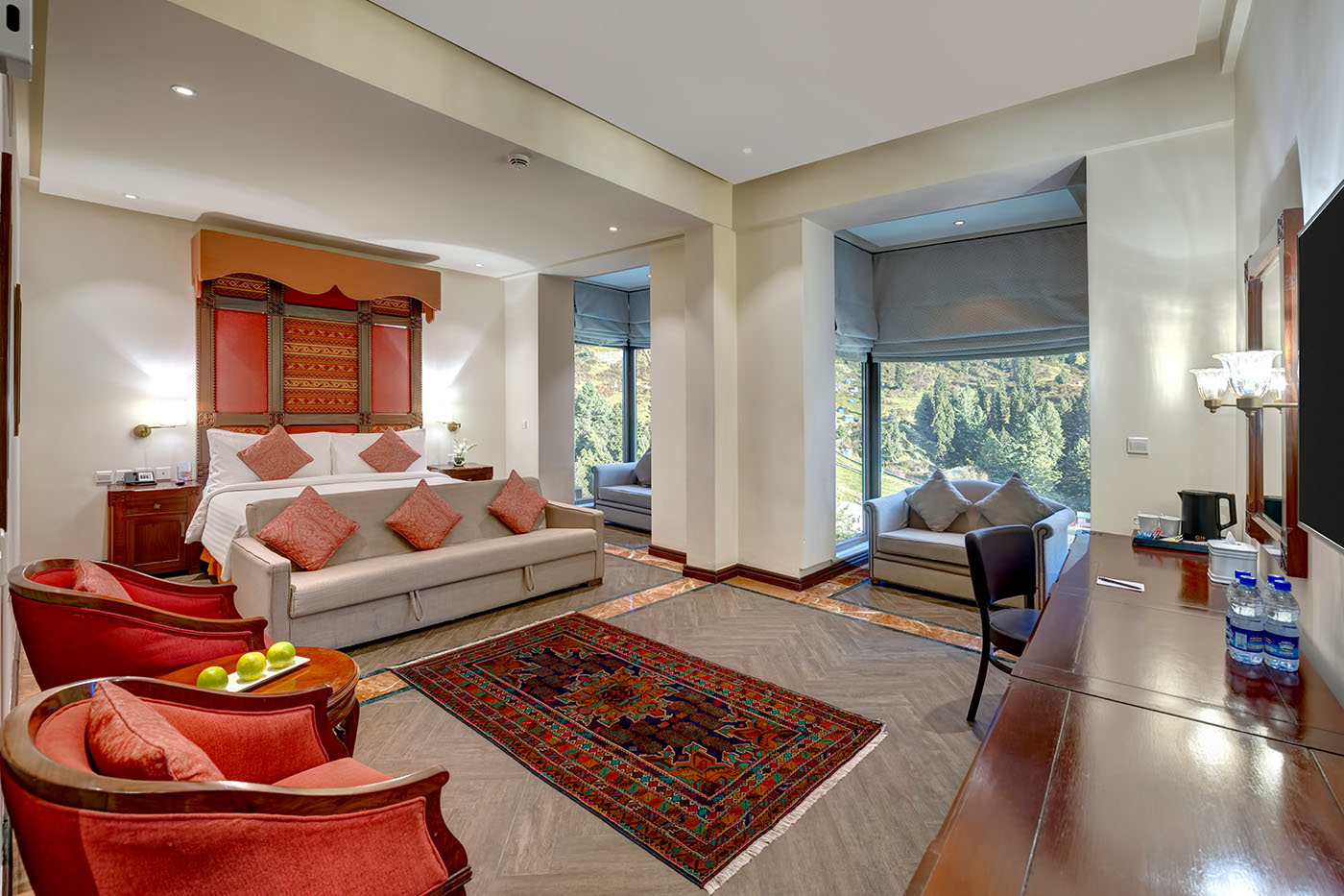 Family Room King image 9