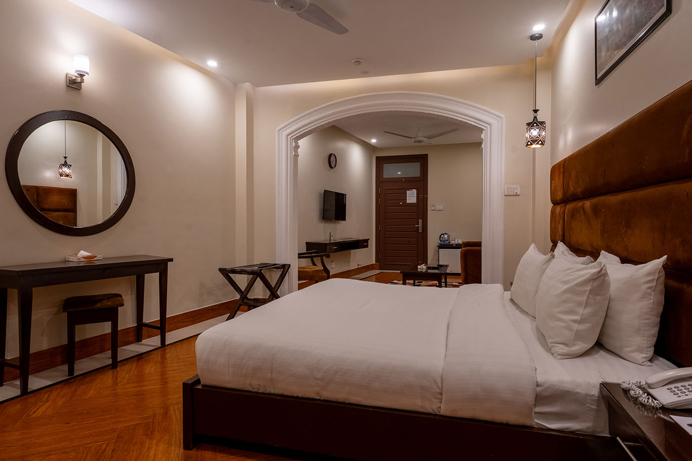 Deluxe Double Room With Balcony image 6
