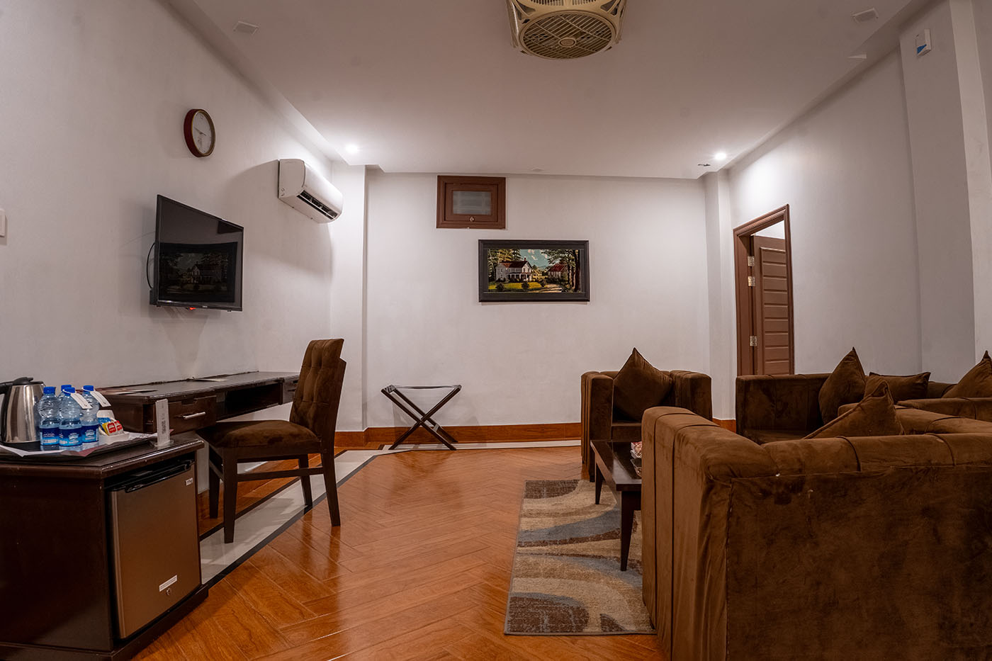 2 Bed Room Suite With Living Room image 4