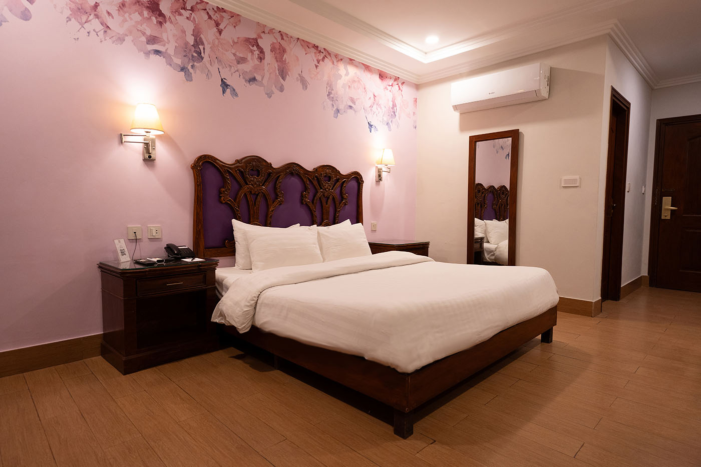 Deluxe King Room image 6