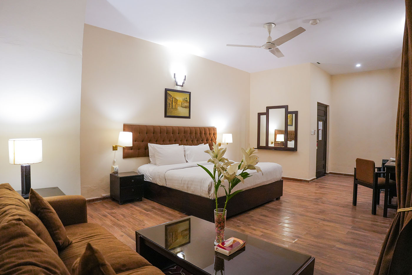 Deluxe King Room image 2