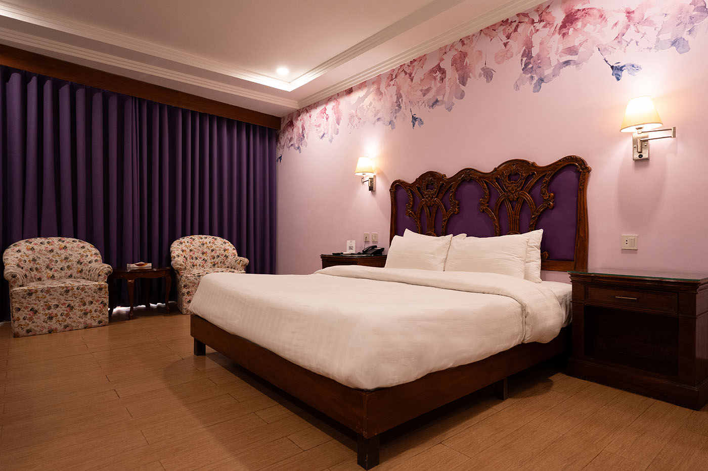 Deluxe King Room image 2