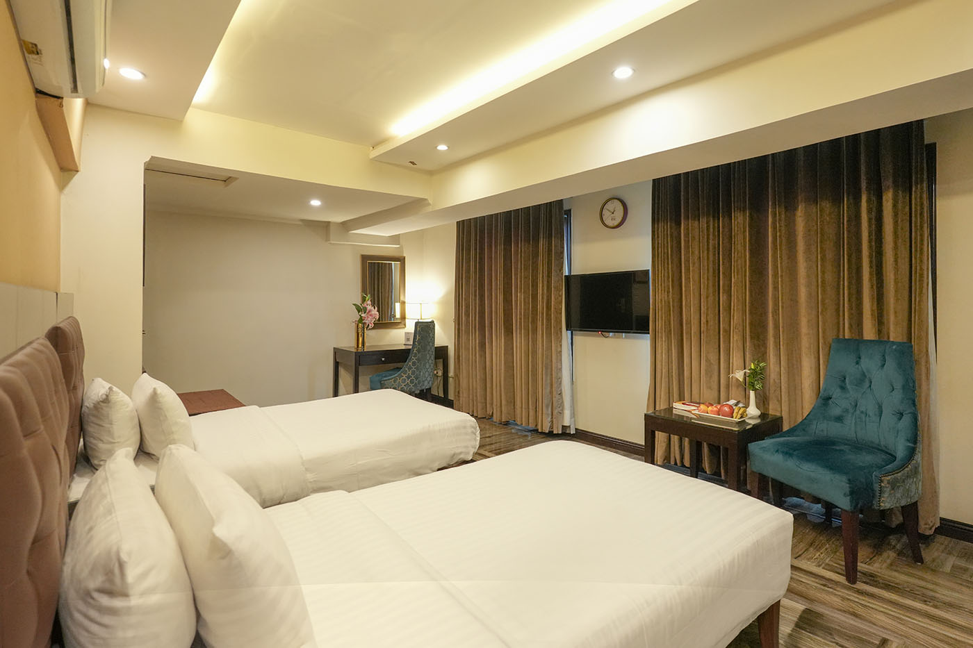 Deluxe Twin Room image 3