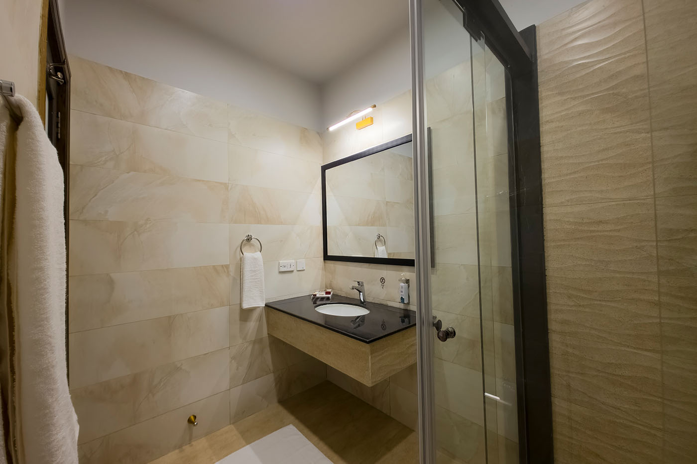 Deluxe King Room image 9