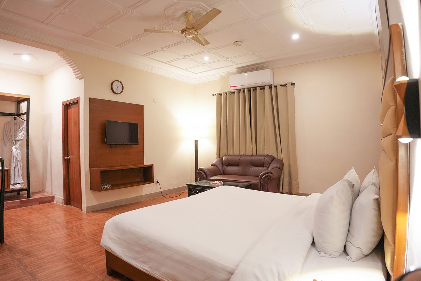 Deluxe Double Room image 4