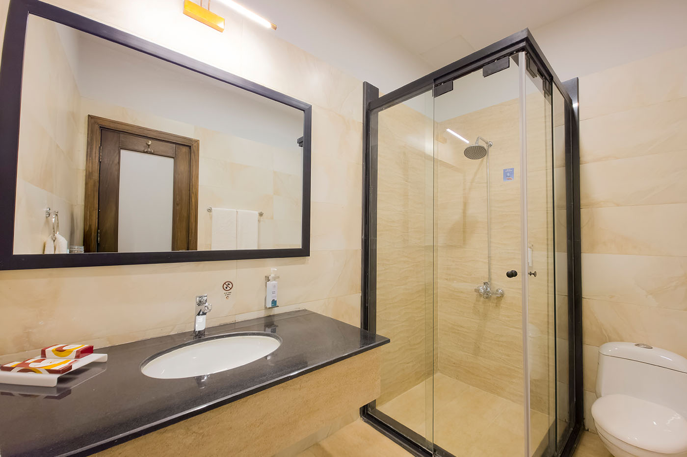 Deluxe Twin Room image 6