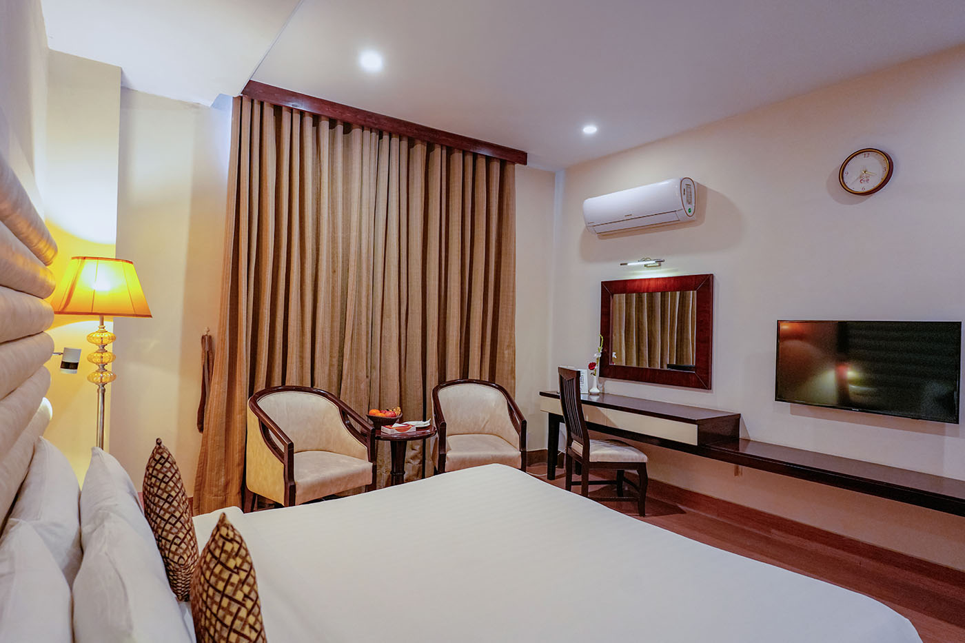 Deluxe King Room image 2