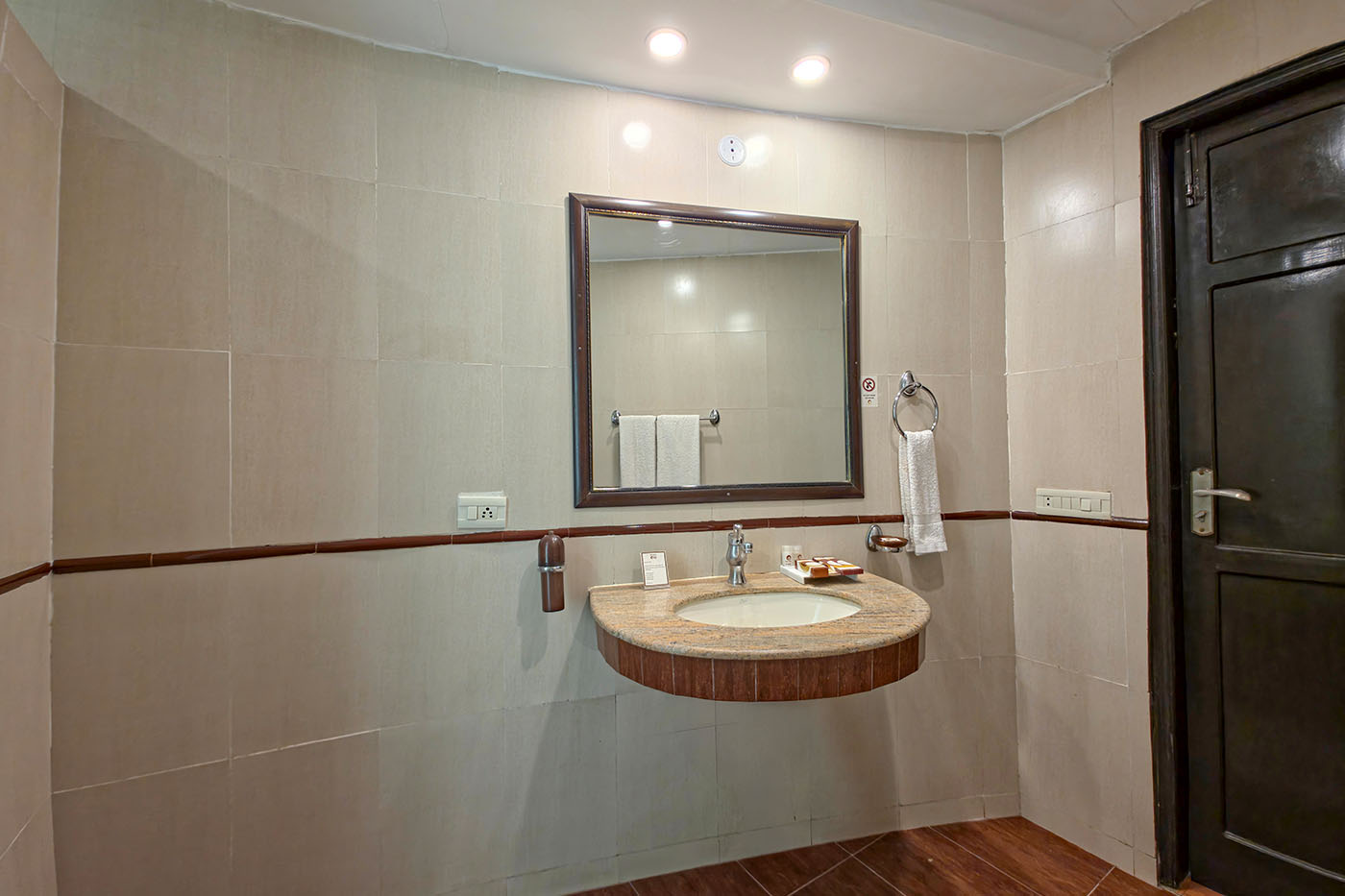 Deluxe King Room image 2