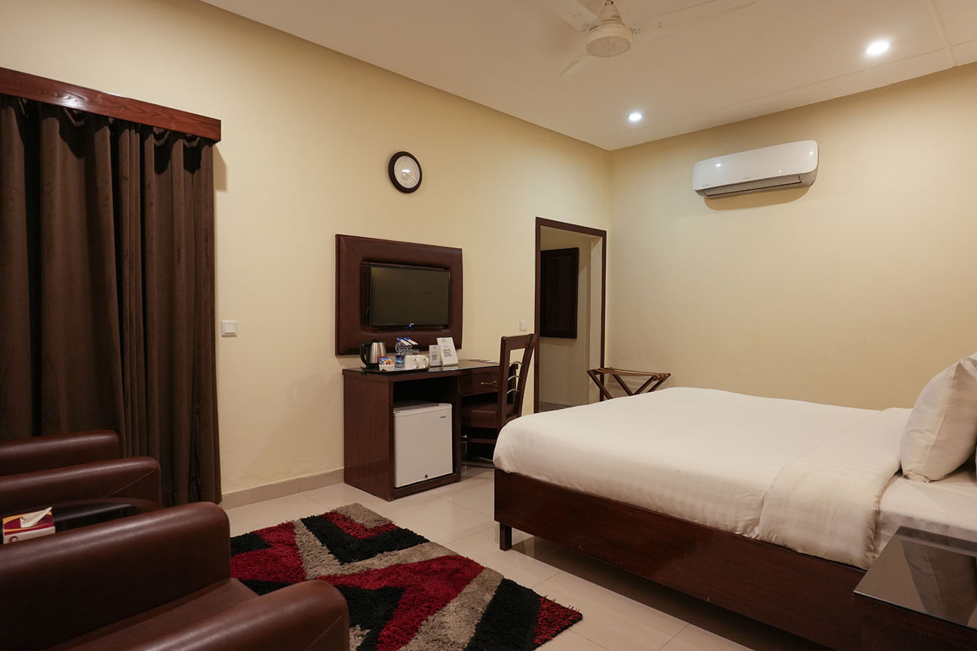 Deluxe King Room image 1