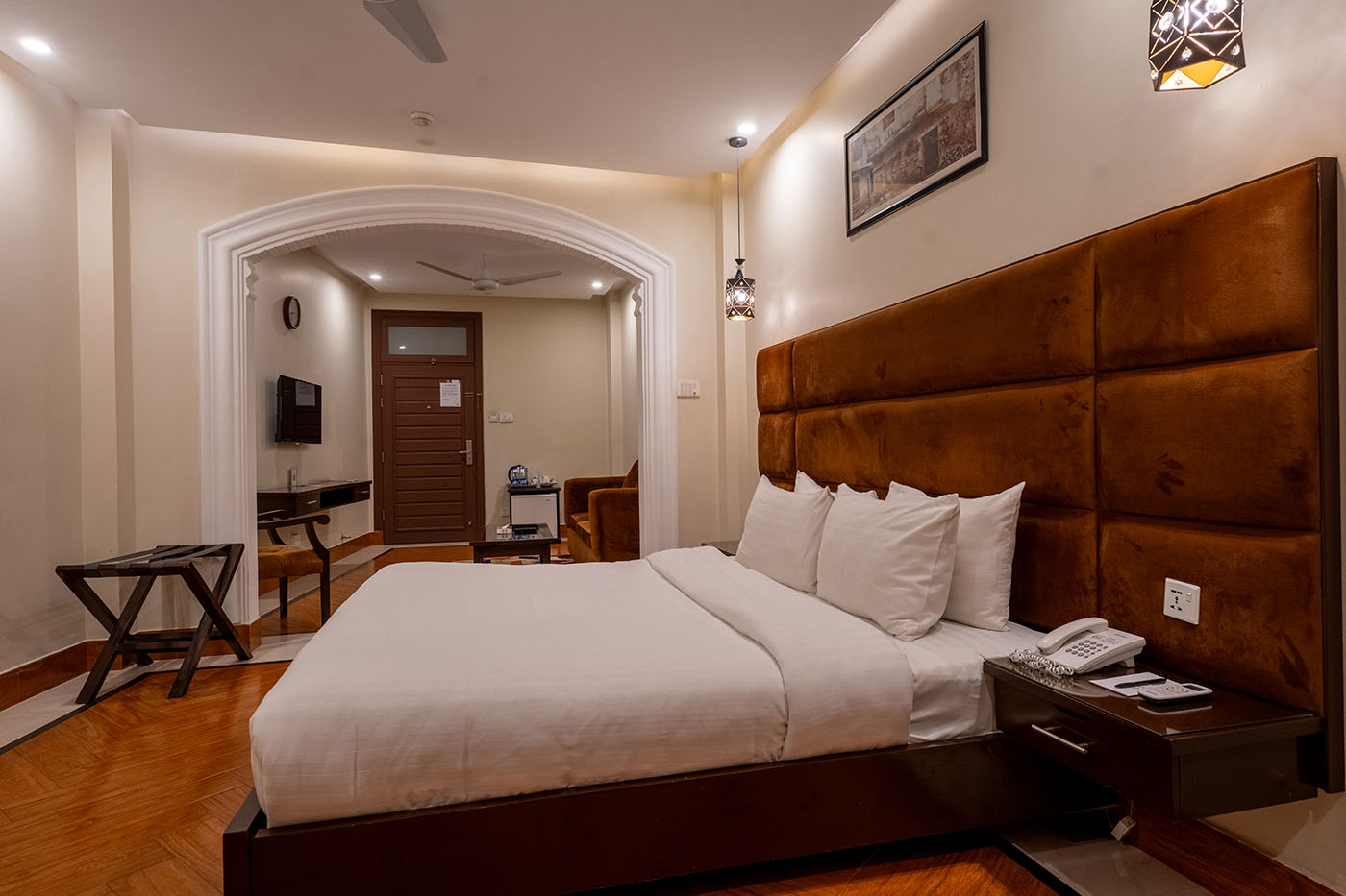 Deluxe Double Room With Balcony image 4