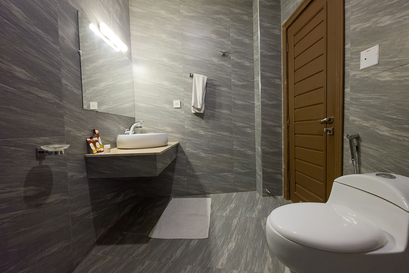 2 Bed Room Suite With Living Room image 13