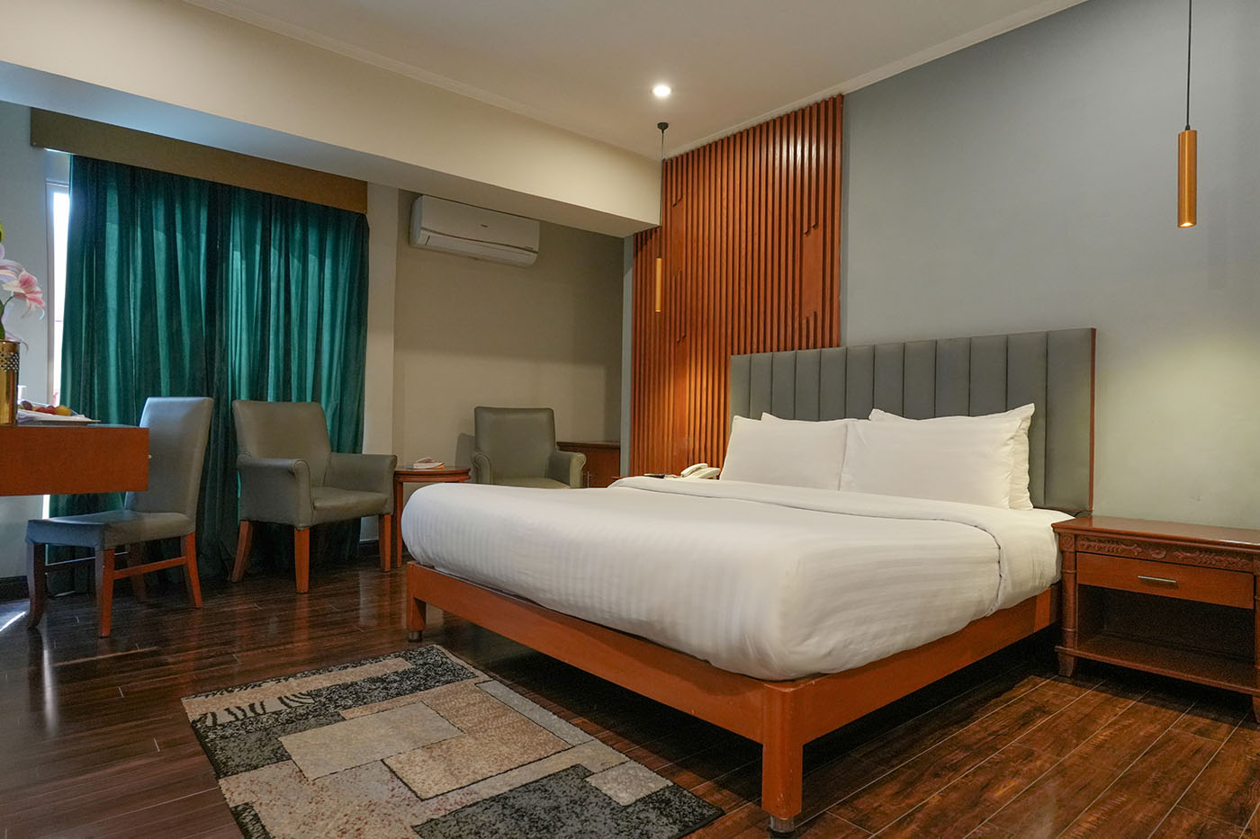 Deluxe Double Room image 6
