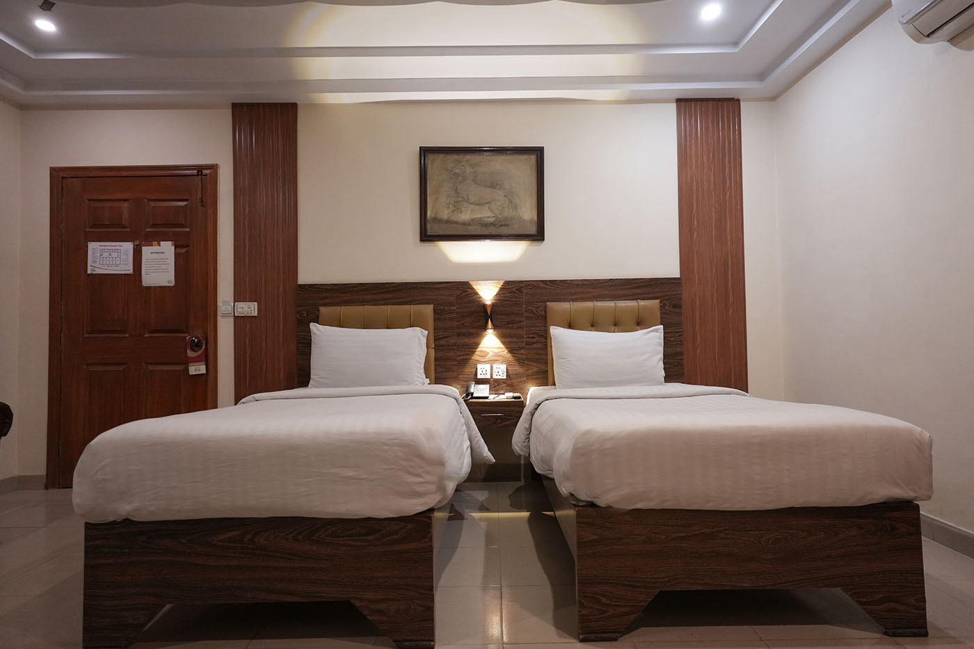 Deluxe Twin Room image 5