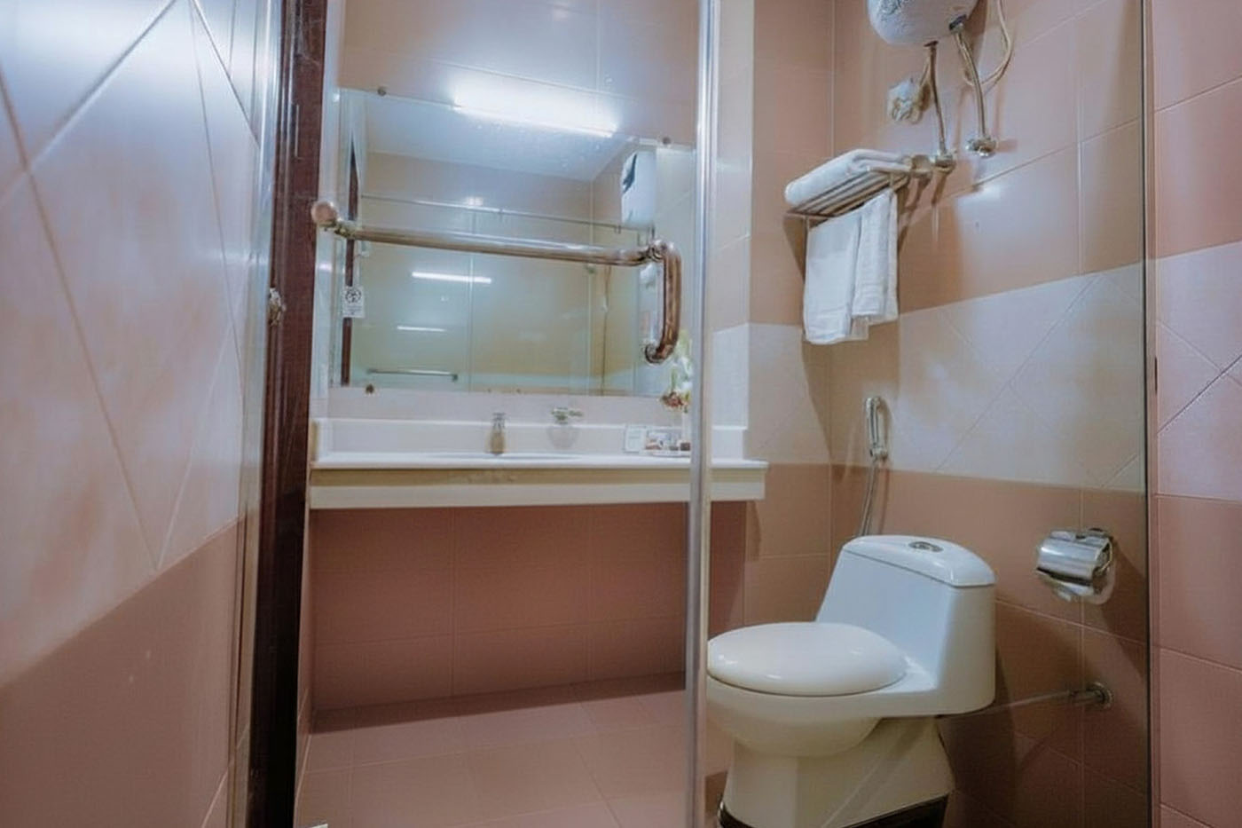Deluxe King Room image 6