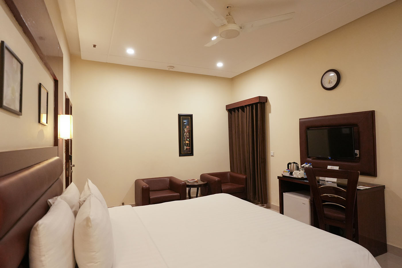 Deluxe King Room image 2