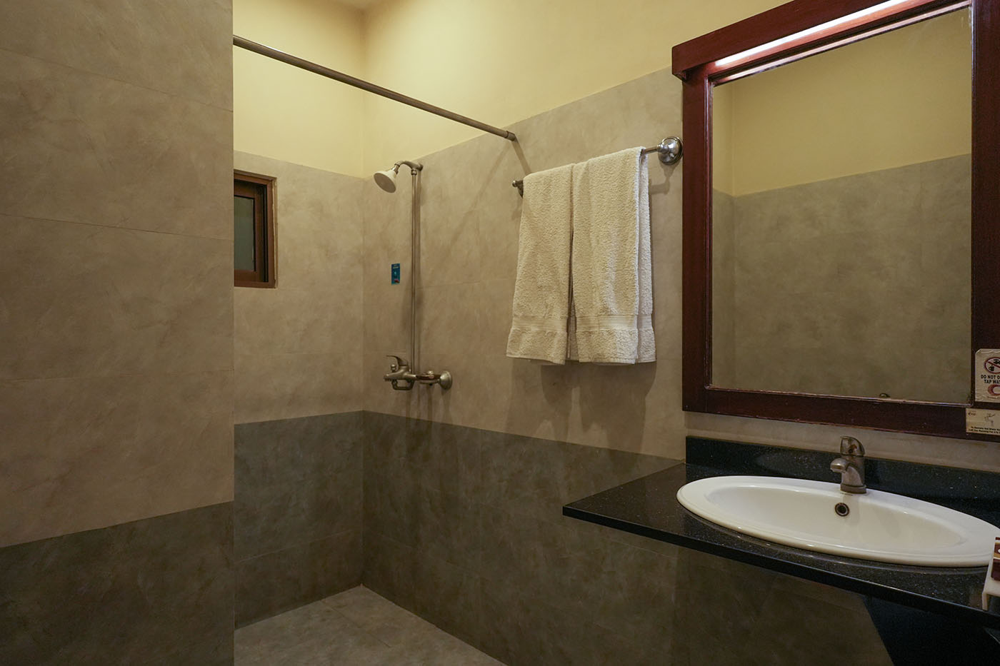 Deluxe King Room image 5