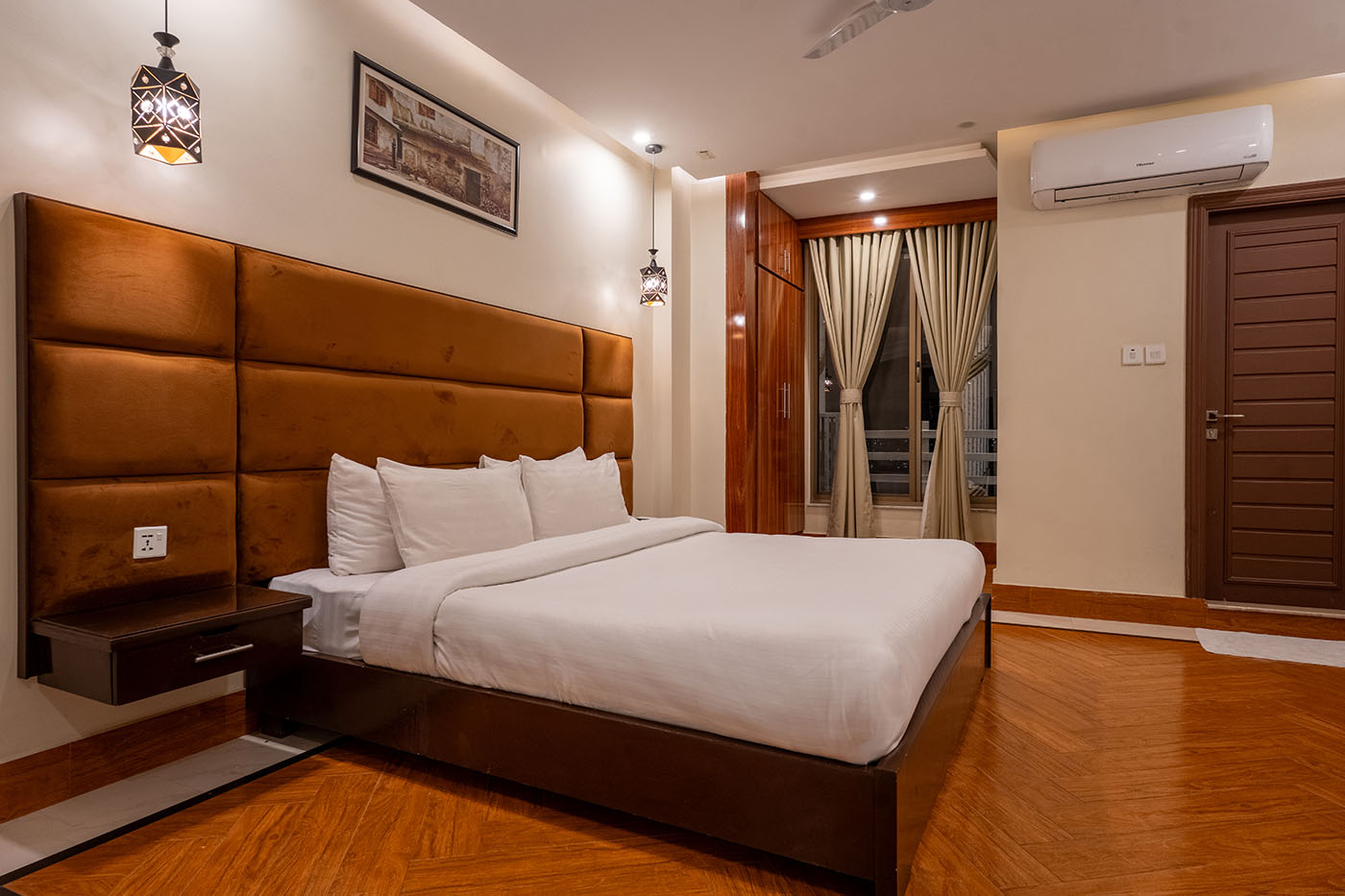 Deluxe Double Room With Balcony image 5