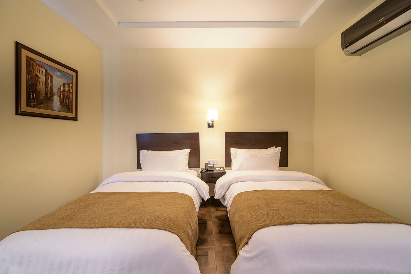 Deluxe Twin Room image 1
