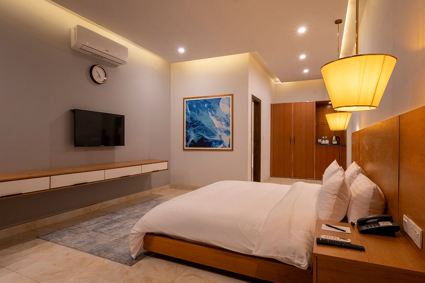 Deluxe King Room image 3