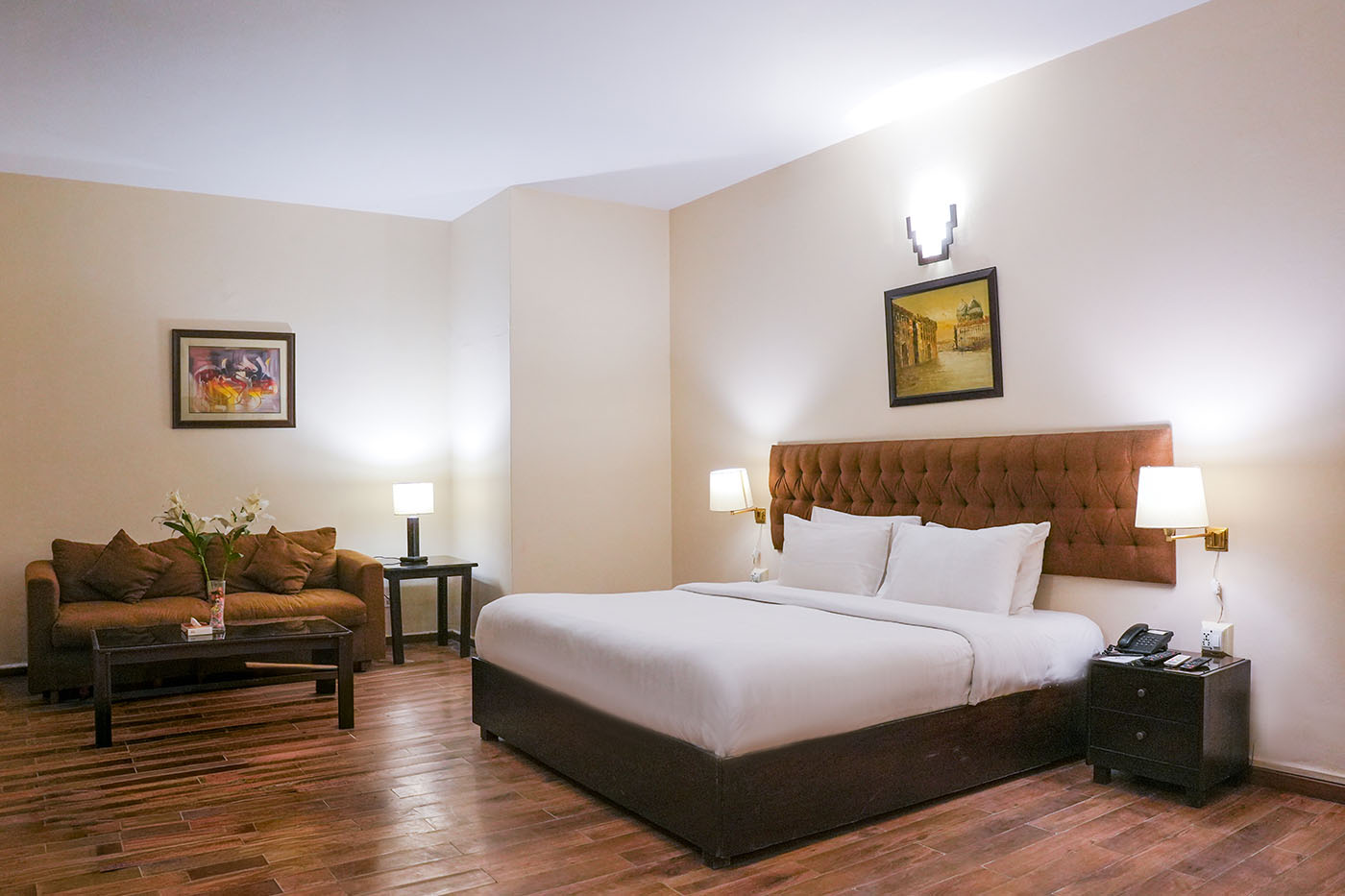 Deluxe King Room image 3