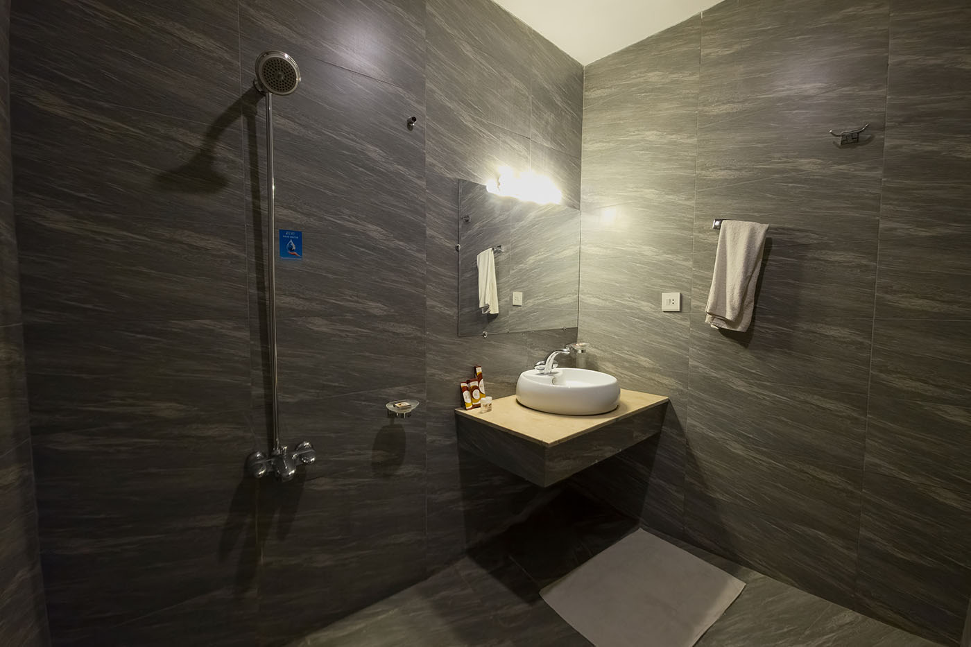 2 Bed Room Suite With Living Room image 15