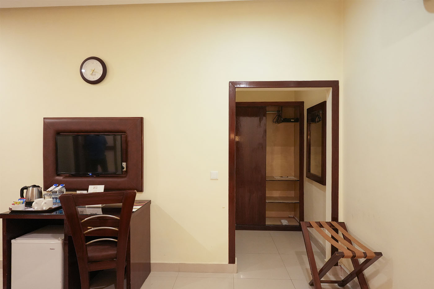 Deluxe King Room image 7