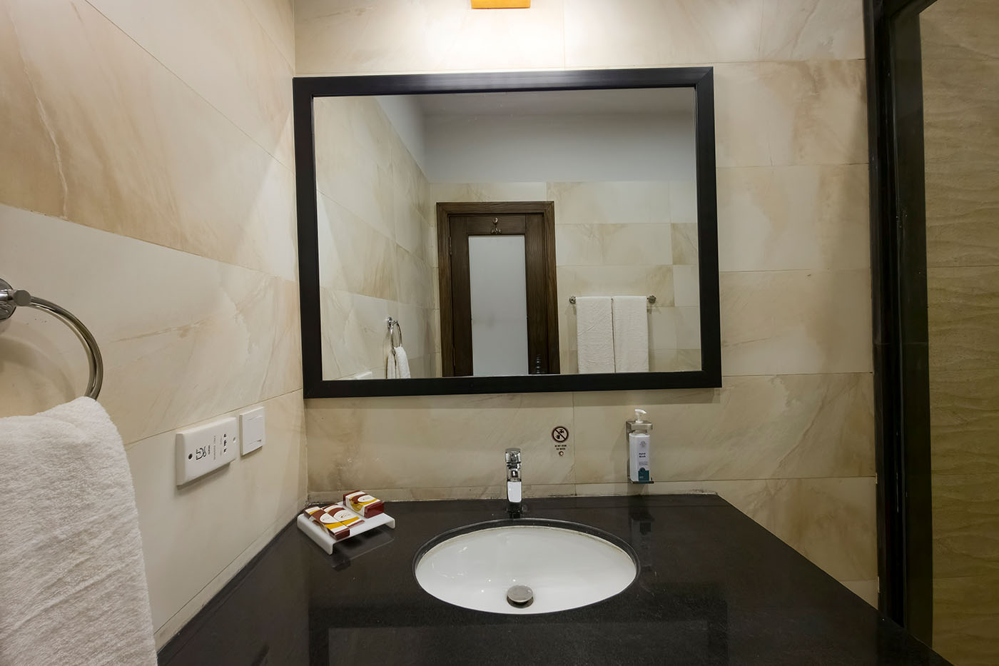 Deluxe King Room image 12