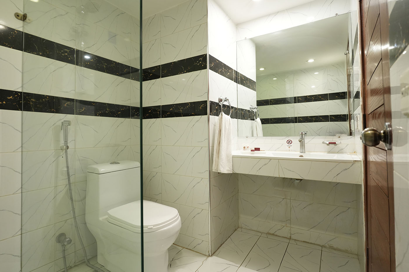 Deluxe Twin Room image 1