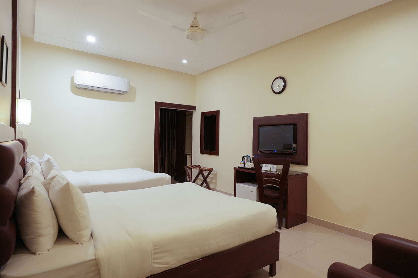 Deluxe Twin Room image 7