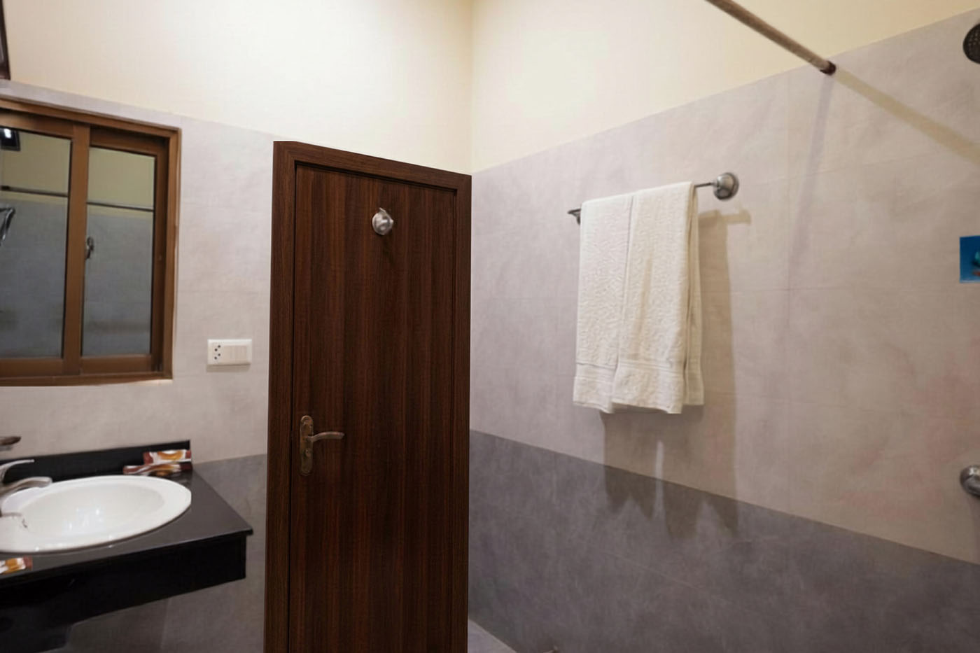 Deluxe Twin Room image 2