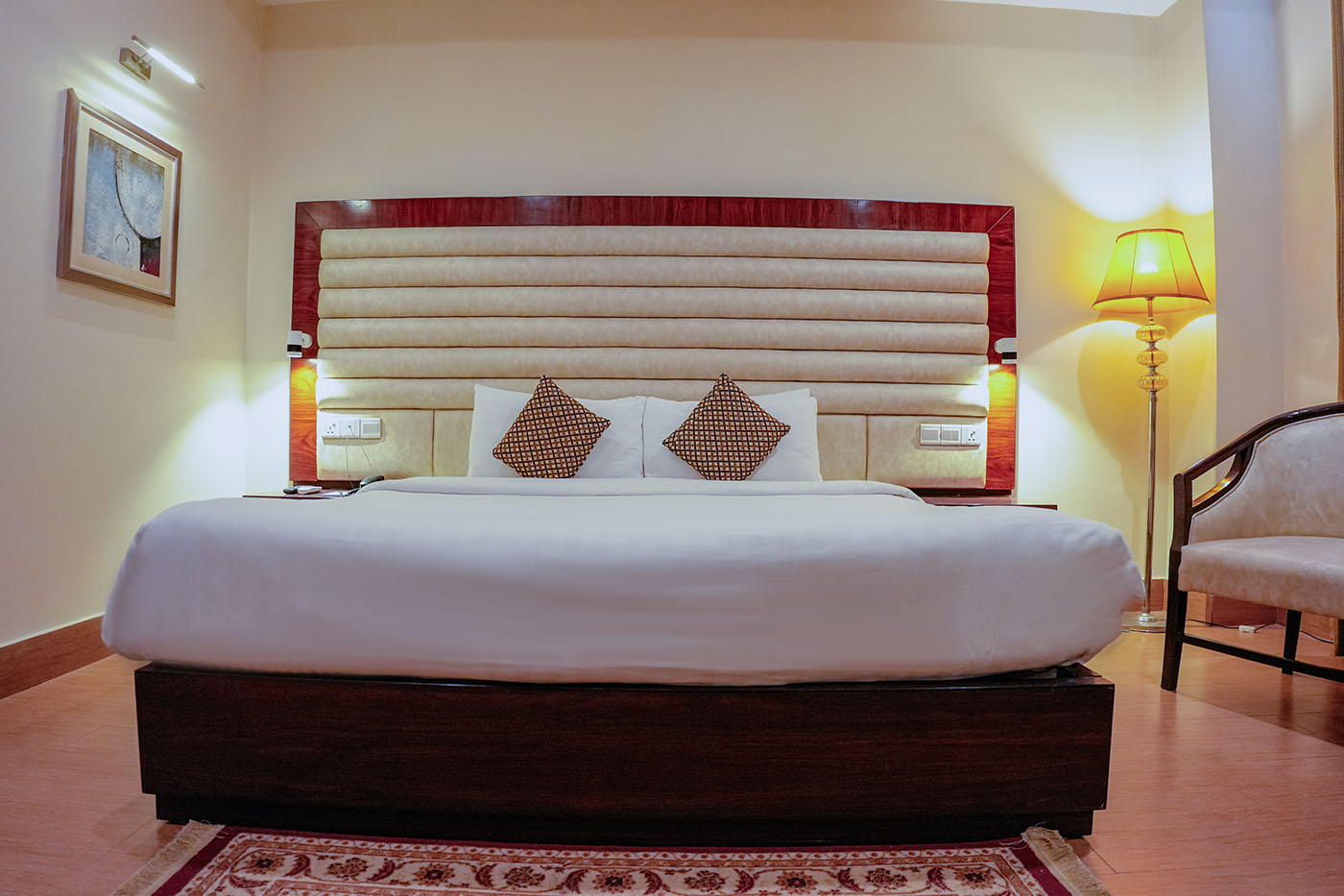 Deluxe King Room image 4