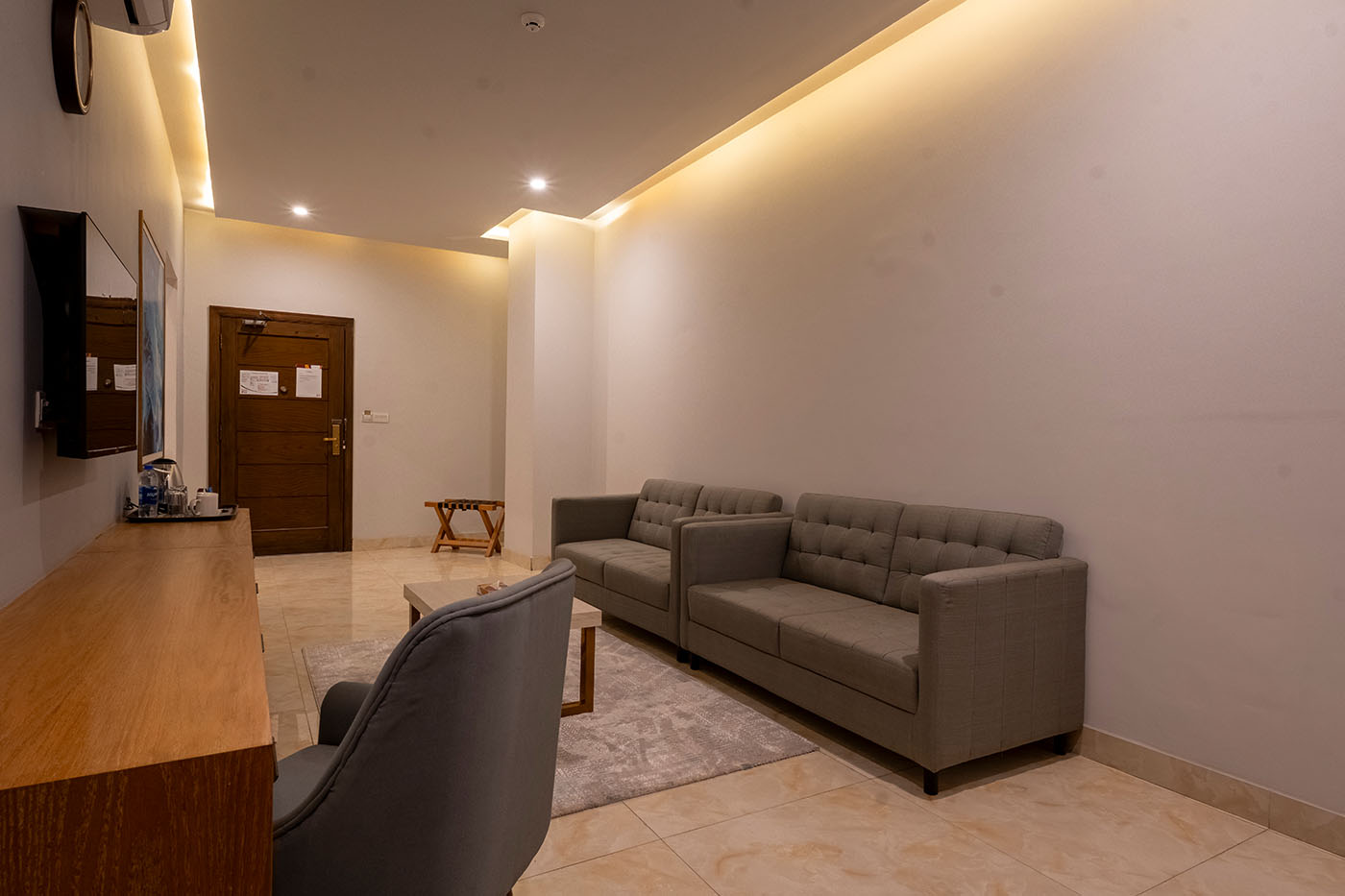 Deluxe King Room image 7