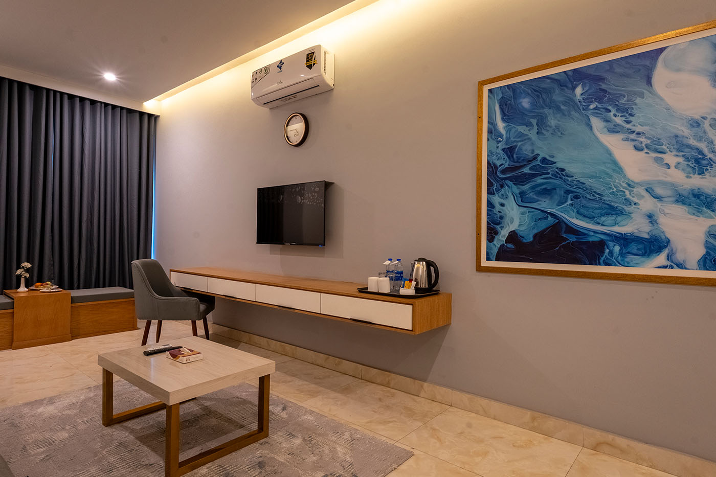 Deluxe King Room image 8