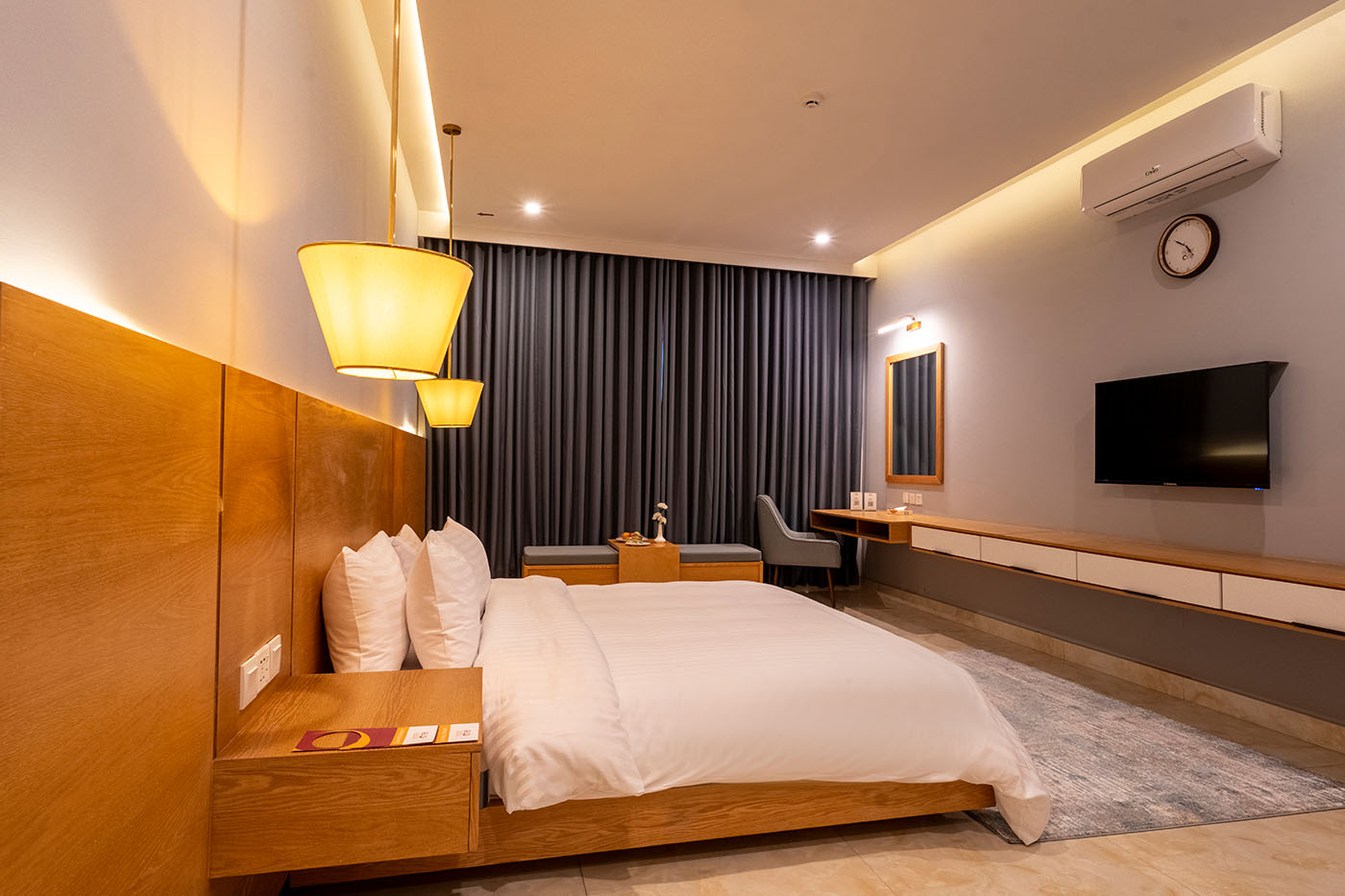 Deluxe King Room image 6
