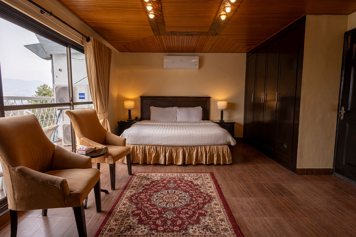 Deluxe King Room image 6