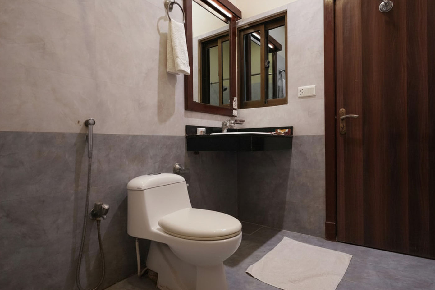 Deluxe Twin Room image 3