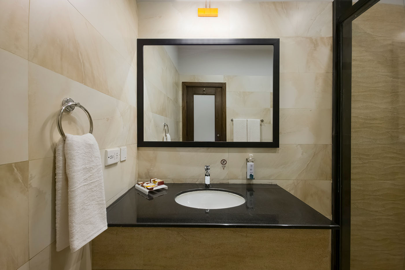 Deluxe King Room image 11