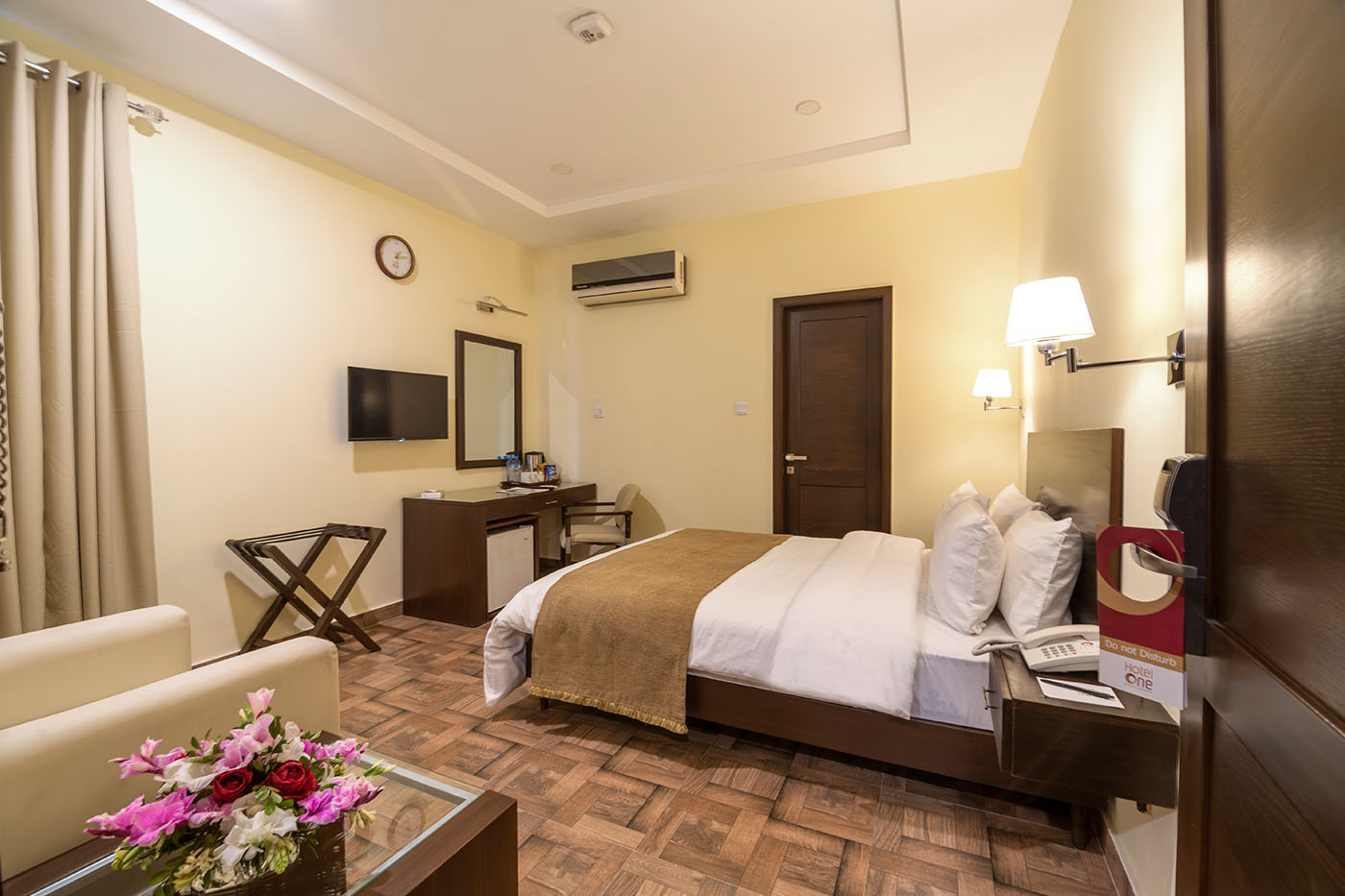 Deluxe Queen Room image 3