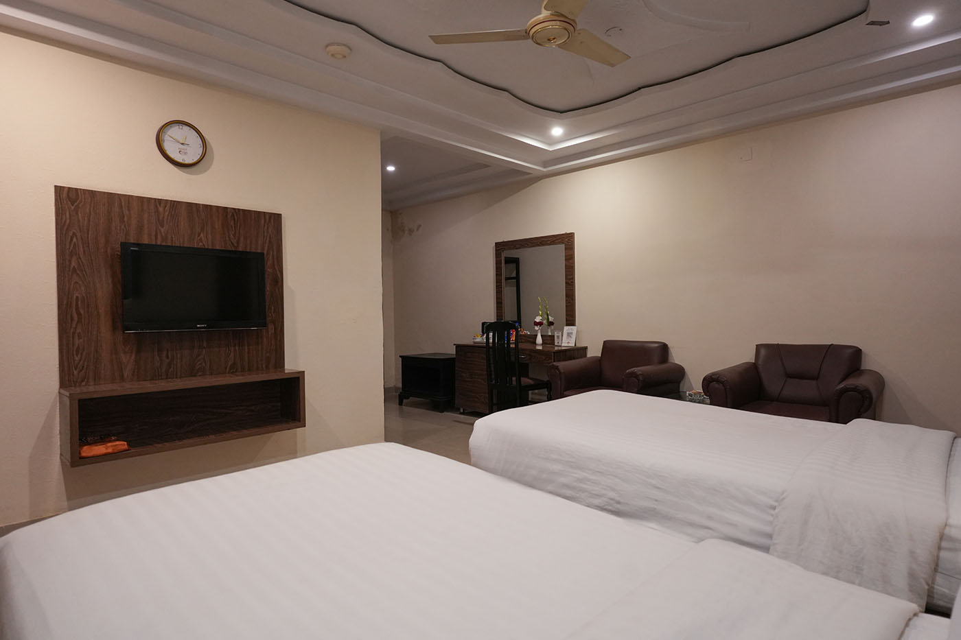 Deluxe Twin Room image 3