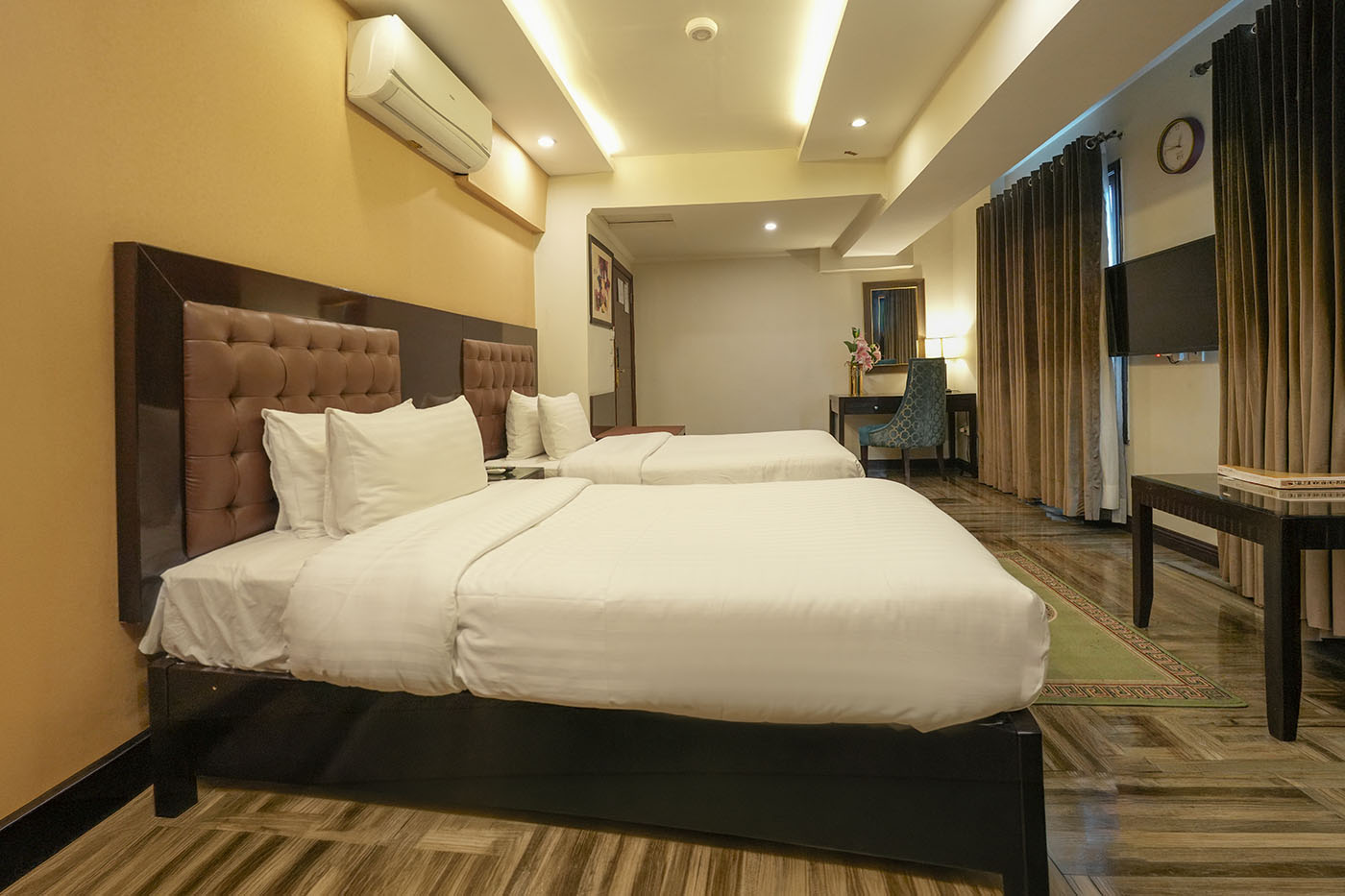 Deluxe Twin Room image 6