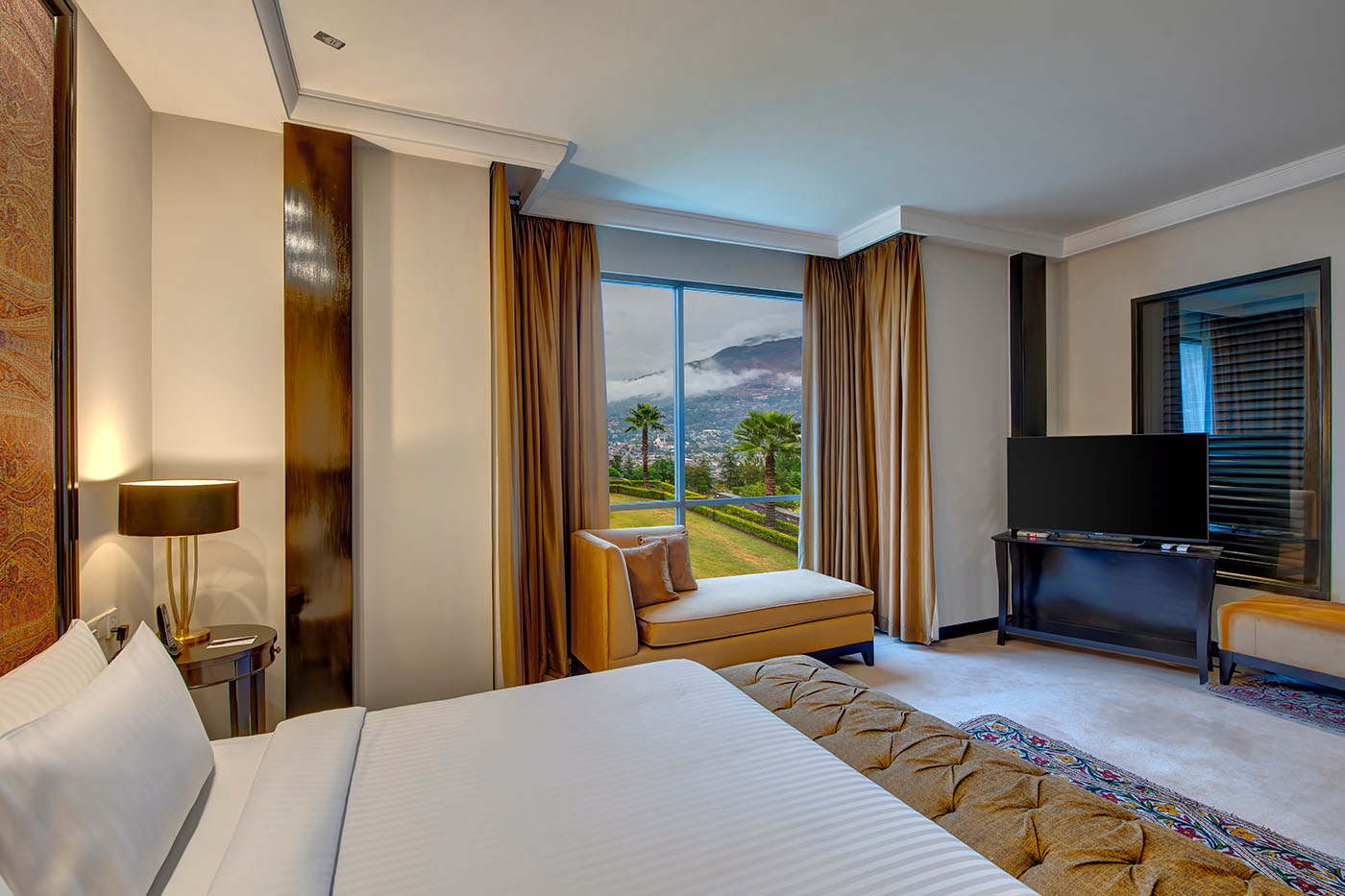 Deluxe Suite image 9