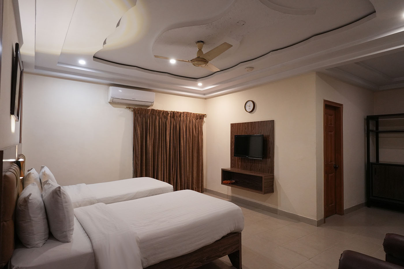 Deluxe Twin Room image 4