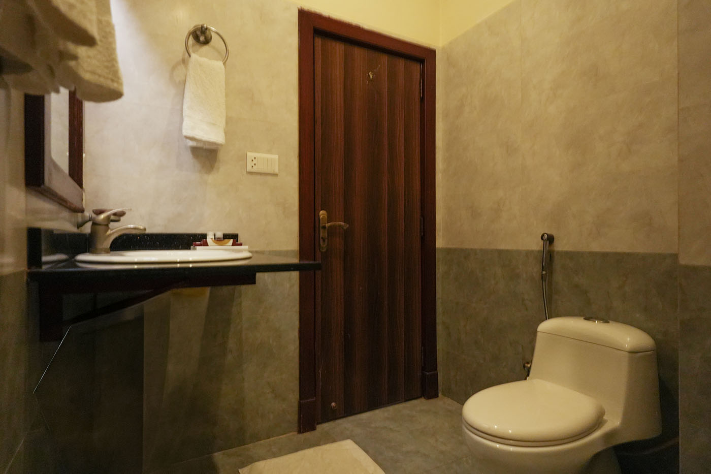 Deluxe King Room image 8