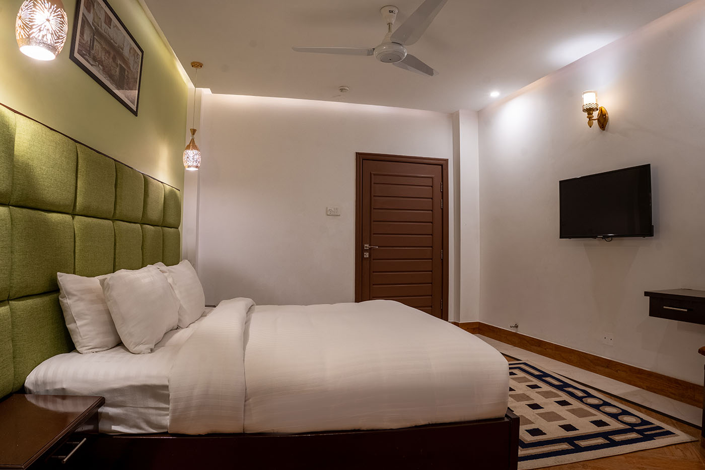 2 Bed Room Suite With Living Room image 7