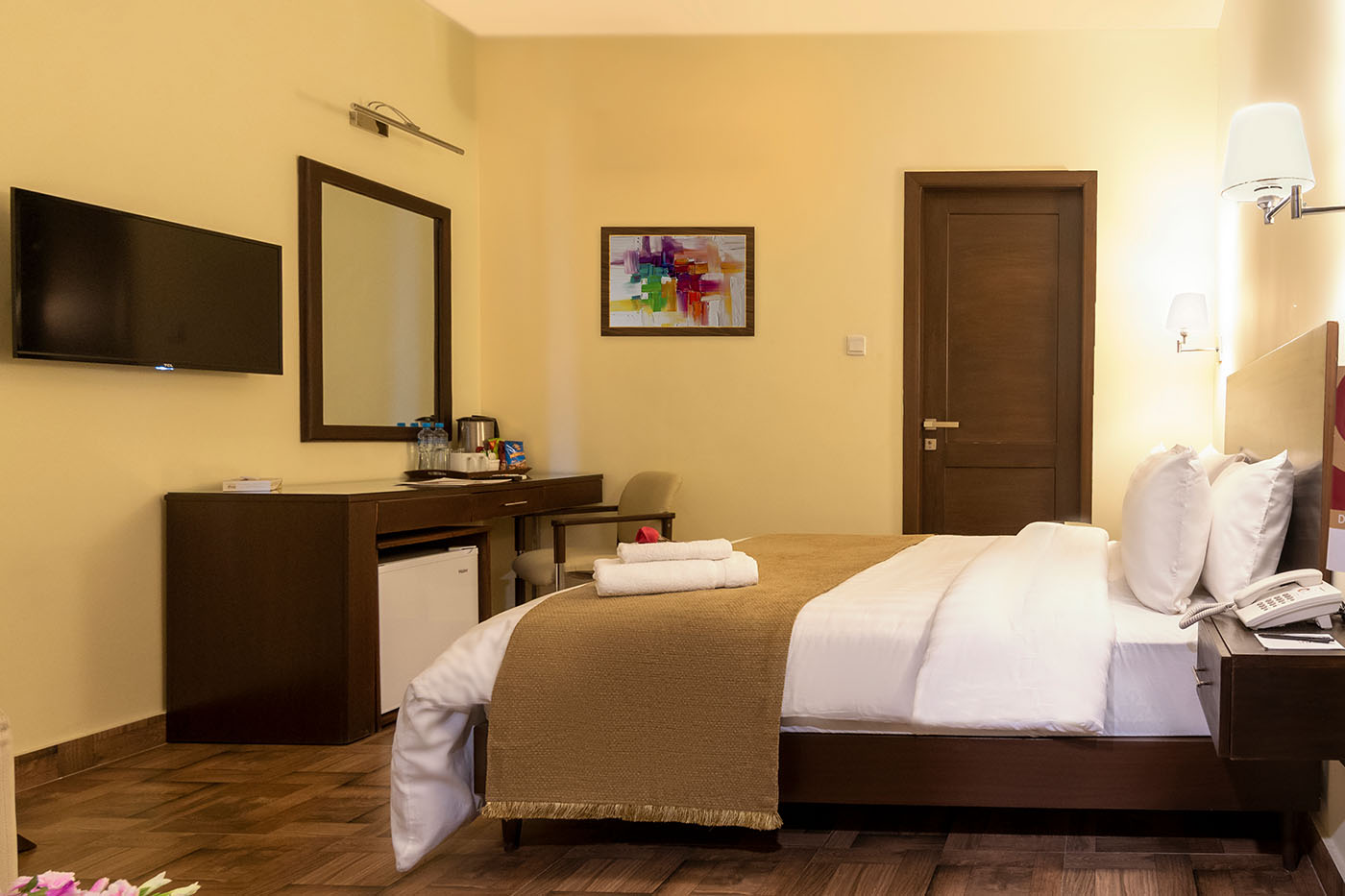 Deluxe Queen Room image 2