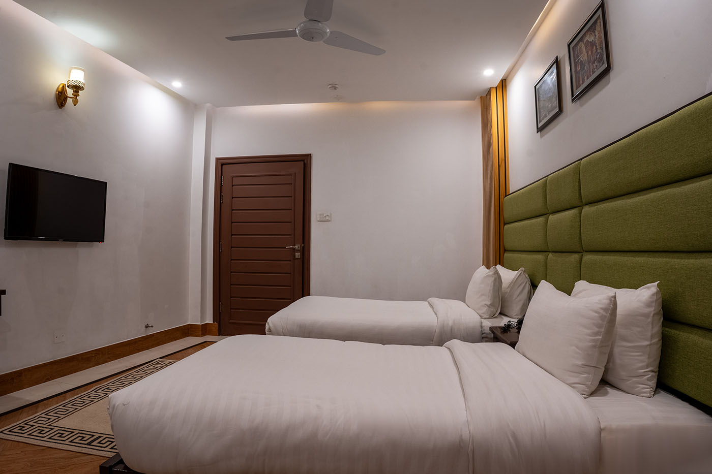 2 Bed Room Suite With Living Room image 5