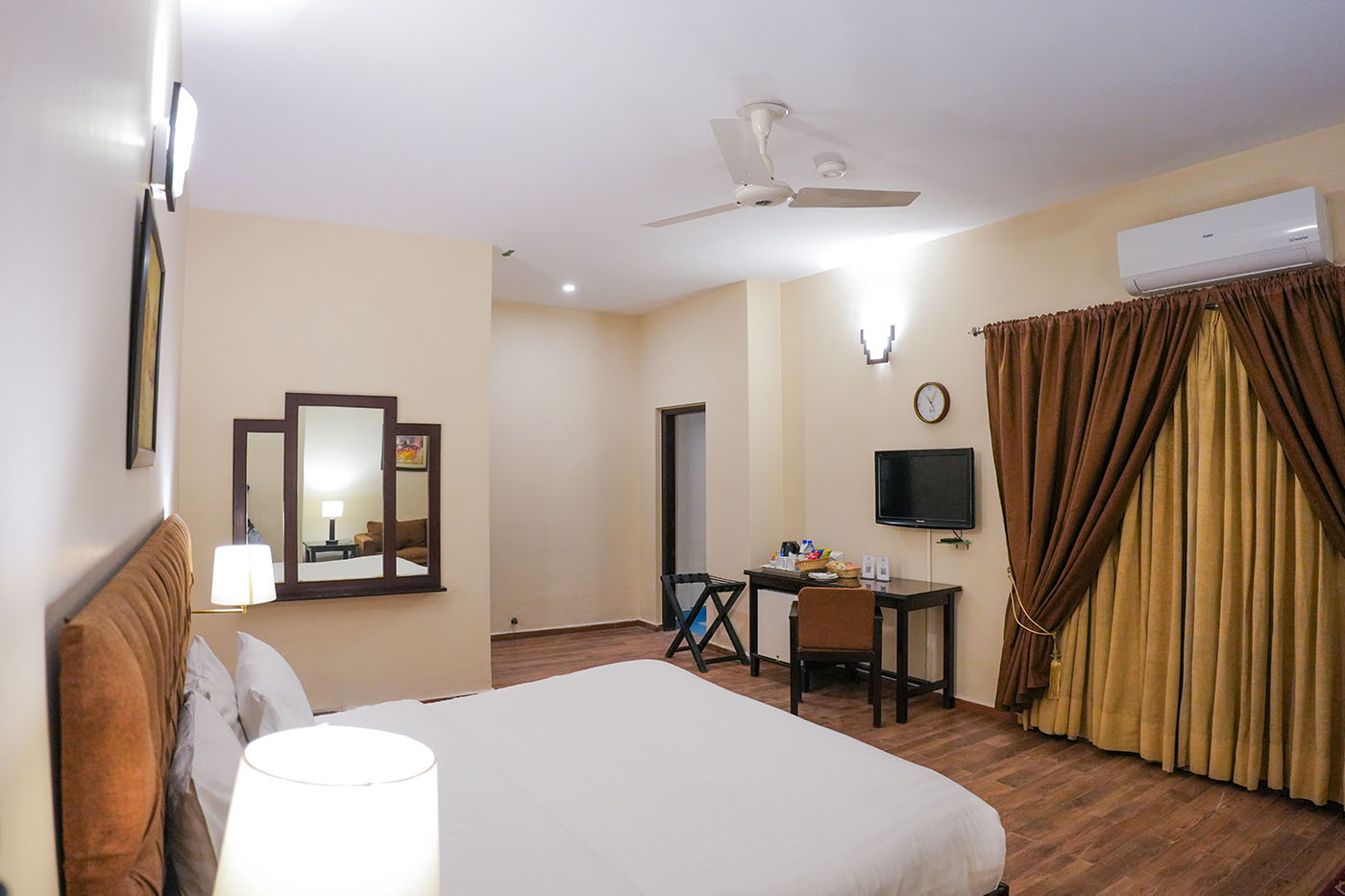 Deluxe King Room image 6