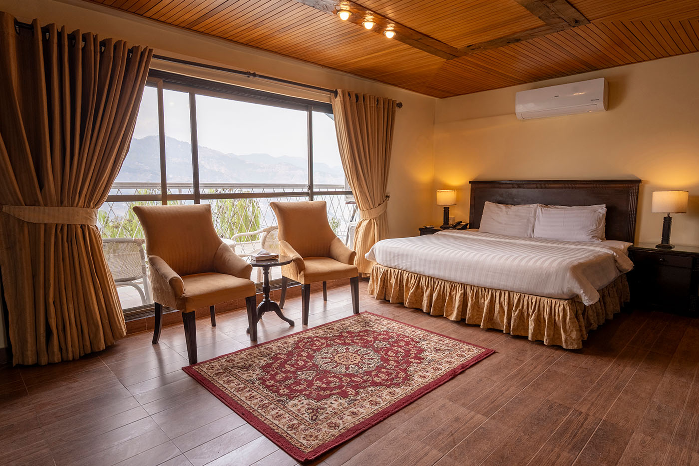 Deluxe King Room image 7